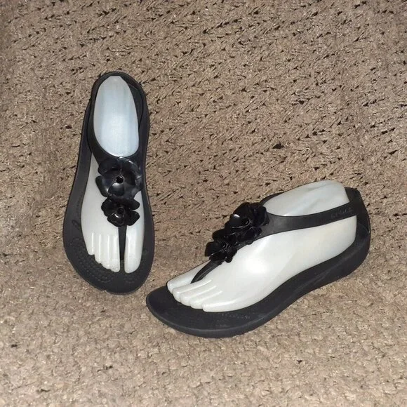 CROCS-Sexi Serena Flip Flop Sandals Black Comfort Thong Floral-Sz 8-Near Mint - Picture 1 of 7